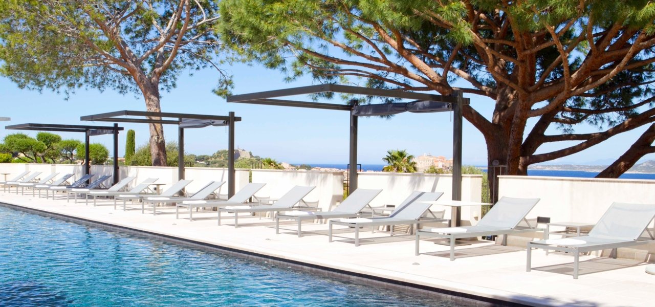 Swimming Pool and sunbathing area - Wine Paths