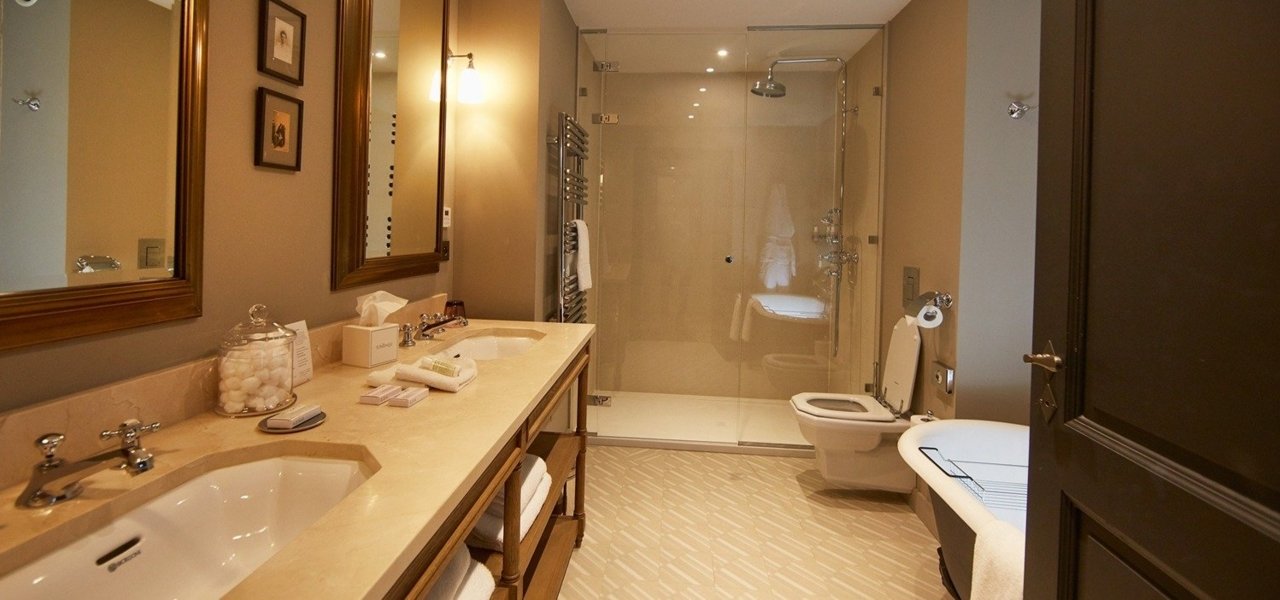 Bathroom at Domaine de Fontenille - Wine Paths