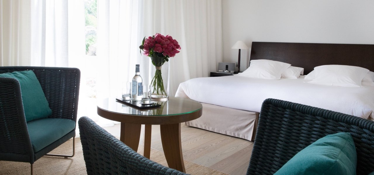 bedroom with rose bouquet - Wine Paths