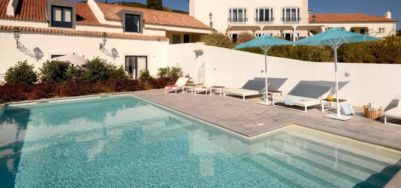 Pool side and sunbathing chairs - Wine Paths