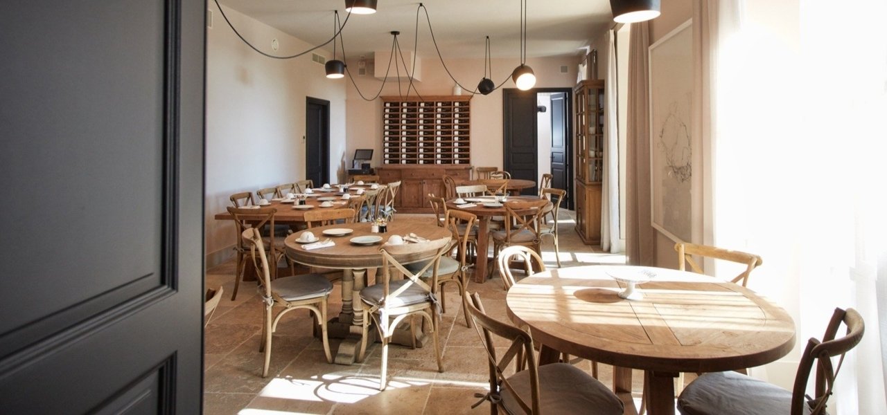 Dining room at Domaine de Fontenille - Wine Paths