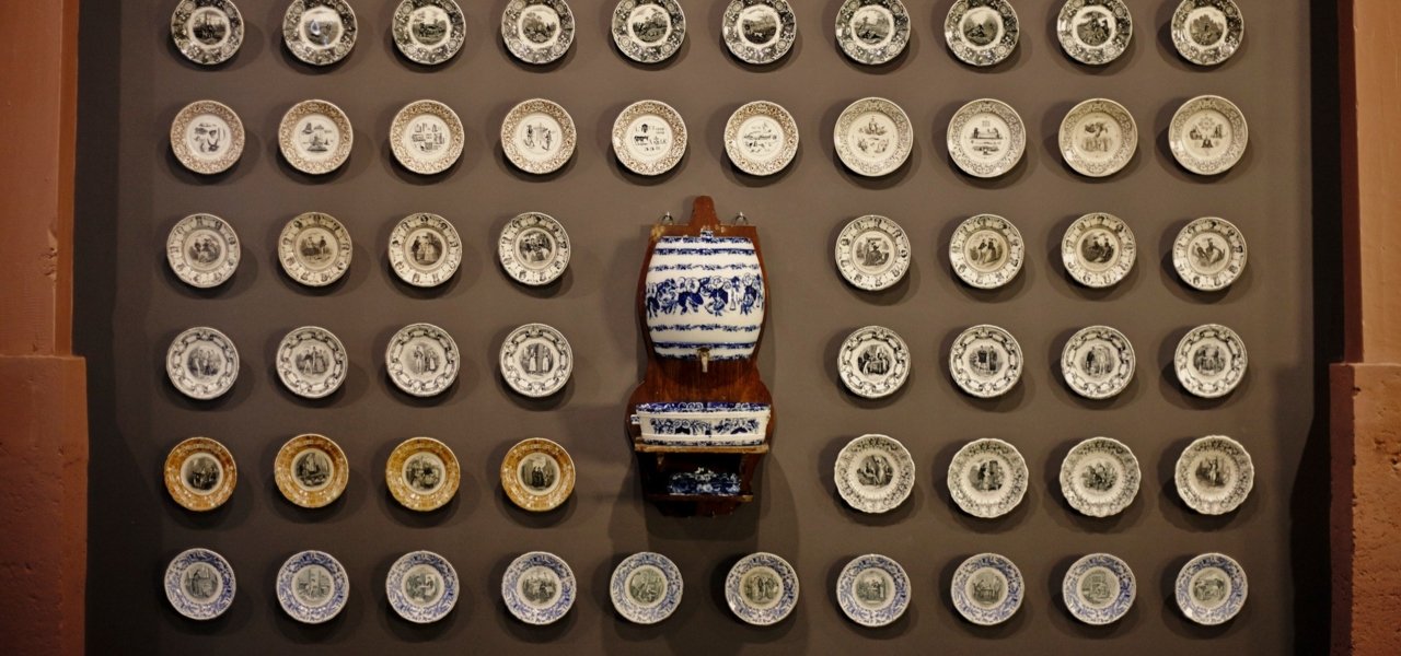 Embark in an immersive journey to discover the link between wine and art during the last centuries.