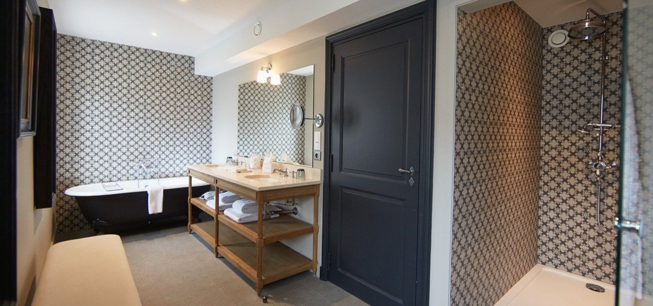 Bathroom at Domaine de Fontenille - Wine Paths